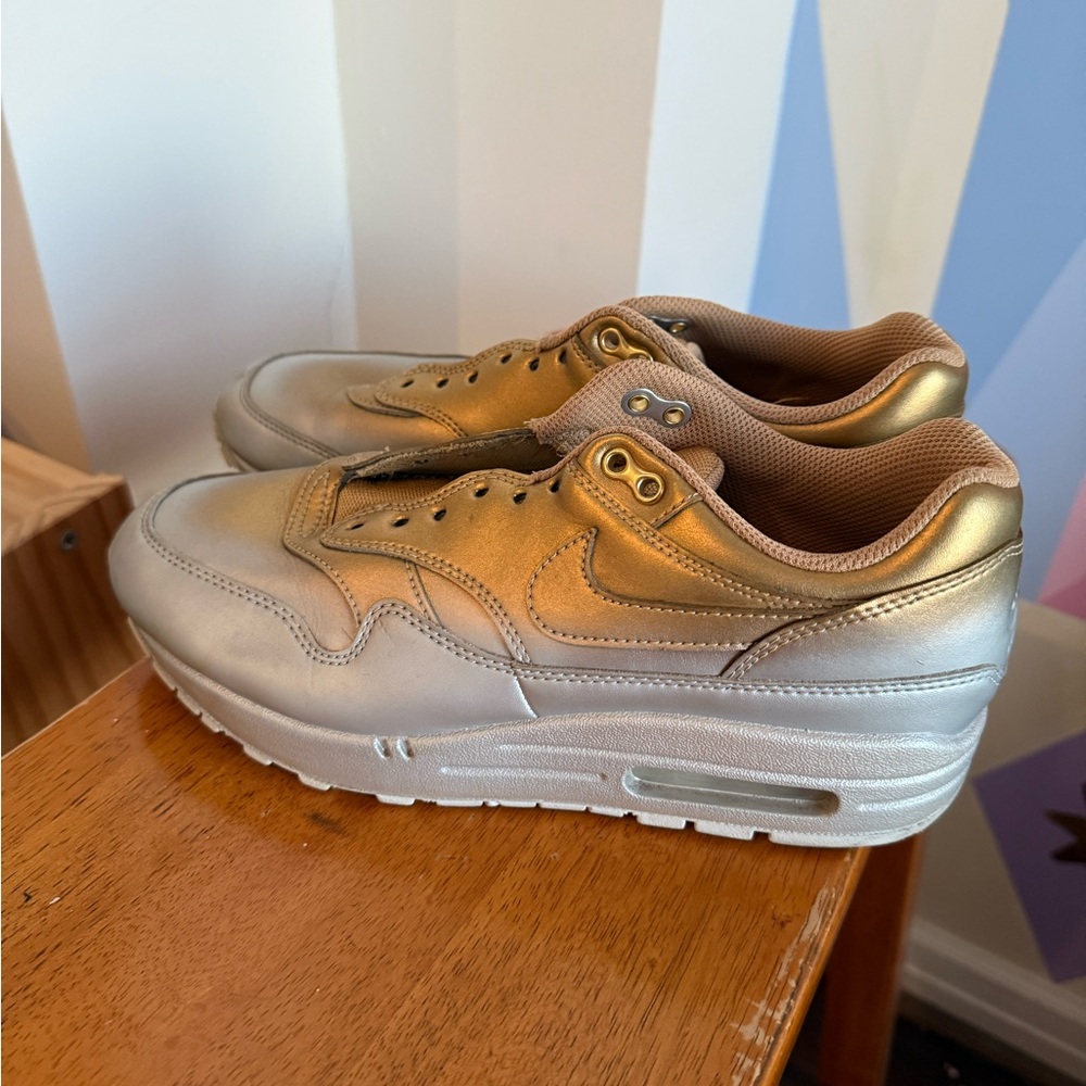 gold and silver nike air max size 8